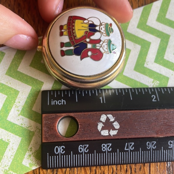 Enamel Austria Couple Mini Pillbox - Romantic Man & Woman in Peter-pan hats - Picture 7 of 11